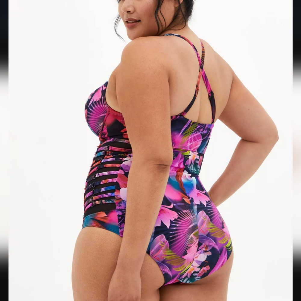 Lattice Side Underwire Sexy Swimsuit Size 2 2X D/DD  Torrid - Picture 10 of 12